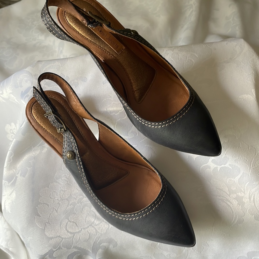 Calvin Klein genuine leather sling back pumps navy with tan stitching  Sz 7